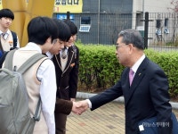 [포토] 이재정 교육감, 광교중학교 학생들과 아침 인사