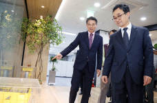 [포토] 박원주 특허청장, ㈜발맥스기술 방문