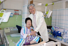대전우리병원, 카네이션 증정식·사랑의 떡 나눔 행사