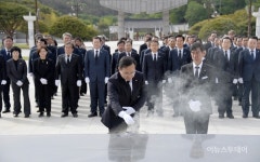 일동후디스(주)광주지점 | [포토] 광주시의회 의원 일동, 518 묘역 참배