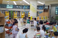 과천정보도서관 제1회 북큐레이션 전시 호응