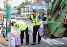 [포토] 김진하 양양군수, 쓰레기청소지원