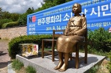 아베 규탄 원주 평화의 소녀상 수요집회 매주 연다