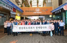 경북도의회, 상생 유통몰 선산봉황시장 찾아 추석 장보러 나서