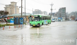 [포토] 물에 잠긴 강릉 안목삼거리