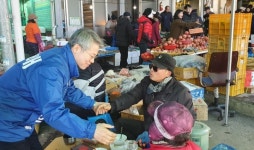민형배 예비후보, 비아5일시장 찾아 현장 목소리 경청