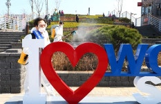 [포토] 코로나19 차단…강릉 월화거리 방역