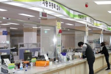 인천 동구, 민원대 투명 칸막이 설치 사회적 거리두기 적극 실천