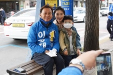 횡성 주민과 기념촬영하는 이광재