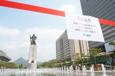 [포토] 광화문광장 분수 눈으로만 즐기세요