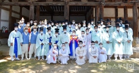 [포토] 코로나19로 마스크 쓴 무녀와 제관