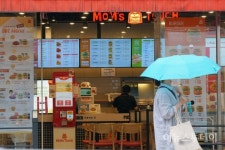 [포토] 싸이버거 가격 인상에 발길 뜸한 맘스터치