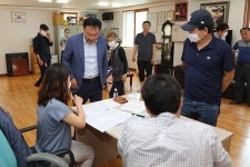 [포토] 양양 긴급 재난생계지원금 배부