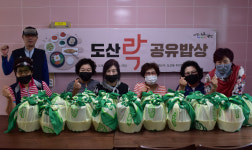 [포토]광산구 도산동 주민자치위, 돌봄 이웃에 반찬 나눔
