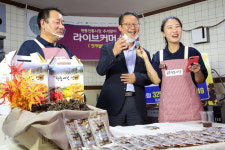 [포토] 인제 원통전통시장 추석맞이 라이브커머스 진행