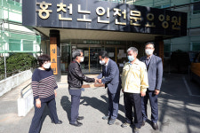 허필홍 홍천군수, 어려운 이웃에 추석 위문품 전달