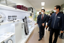 이용섭 광주시장, 민생경제 현장투어 전자제품 생산기업 뉴서광(주) 방문