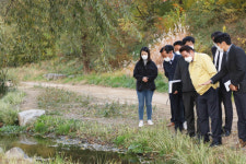 안양시, 학의천 산책로 정비 마무리 단계…수목정비는 12월까지