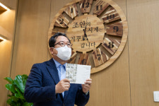 남양주시, 상수원 규제로 멈춘 조안면 상징하는 364일 달력·거꾸로 가는 시계 제작