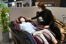 홈 셀프 케어 트렌드에…전자랜드, 안마의자 판매량 44% 증가