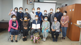 창원시 진해여성회관, 국민건강보험공단 창원진해지사장에게 재능기부 감사장 전달