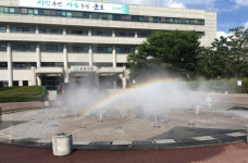 [포토] 군포시청사 분수대 물줄기에 나타난 영롱한 무지개