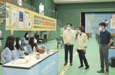 임병택 시흥시장, 예방접종센터 방문…고3-교직원 예방접종 시작