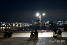 [포토] 한강에서도 2인 이상 모이면 안 돼요