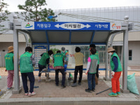 밀양시 교동 새마을지도자협의회·새마을부녀회,  버스승강장 환경정비 실시