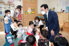 [포토] 이용섭 광주시장, 시청 어린이집 방문