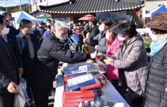 [포토] 김양호 삼척시장 근덕 5일장 방문