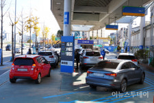 [포토] 유류세 20% 인하…주유소 안 차량은 북적북적