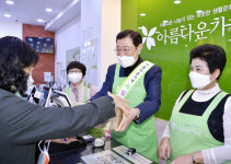 이용섭 광주시장, 첨단2동 행정복지센터 방문 코로나19 담당자 격려