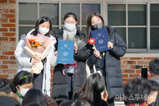 [포토] 1월의 졸업장을 손에 들고