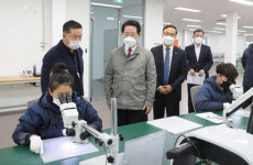 김영록 전남지사, 진공증착 부품 생산기업 케이비엠 나주공장 방문
