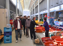 [포토] 김양호 삼척시장, 임원항 회센터 개장전 사전점검