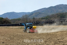 함양군, 4개 면에 농경지 토양개량제 공동살포