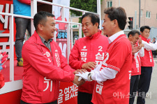 대화 나누는 김진태‧심재국‧장동기 후보