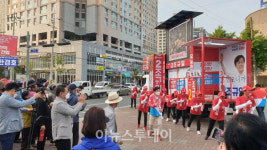 [포토]조규일 진주시장 후보, 평거동 10호광장 선거 유세