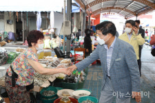 이상근 고성군수, 전통시장에서 상인들과 소통의 시간