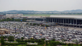 [포토] 7말8초 본격 휴가철…공항 주차장 빼곡