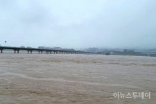 폭우로 원주 문막 섬강 인근 노부부 실종···이틀째 난항