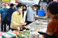 진주시, 추석맞이 전통시장 장보기 나서