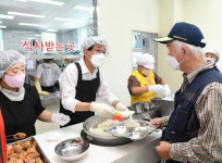 정종복 기장군수, 정관노인복지관 방문해 배식 봉사