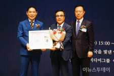 [포토] '대한민국을 빛낸 인물 100인' 김형석 (주)엔씨원 회장, 중소기업부문 수상
