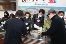 김성 장흥군수, 노인복지관 새해 배식 봉사 나서