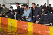 [포토] 우천 속 홍천 꽁꽁축제 실내낚시터 인기