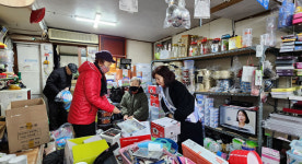 화성시의회 김경희 의장, 설맞이 무료급식소 배식 봉사활동 및 사강시장 방문 격려