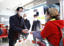 정명근 화성시장, 발안만세시장 방문…민생물가 점검 및 전통시장 상인 격려