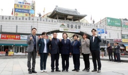 수원특례시의회 기획경제위, 팔달구 전통시장 방문